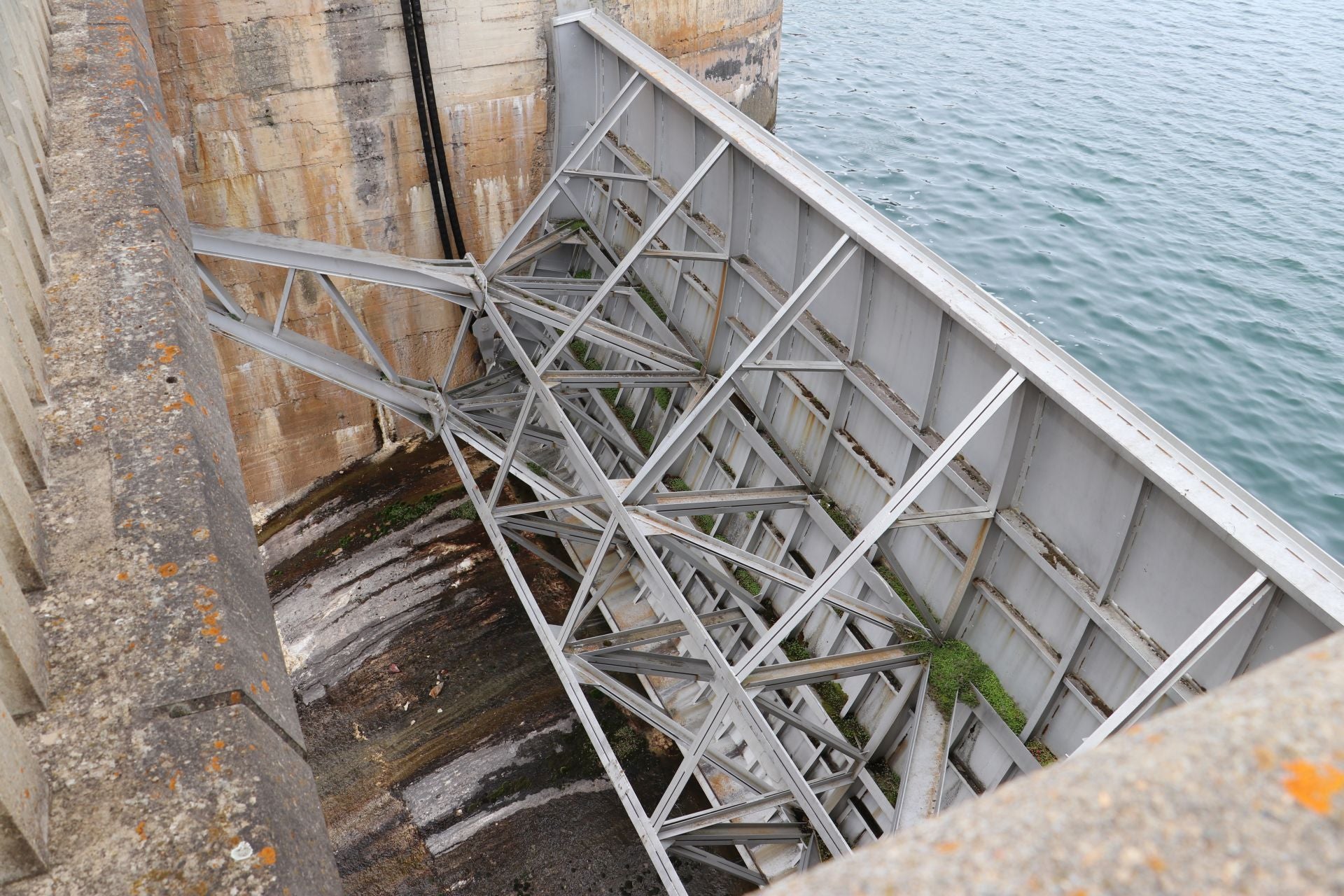 Así es la presa y el embalse leonés de Barrios de Luna