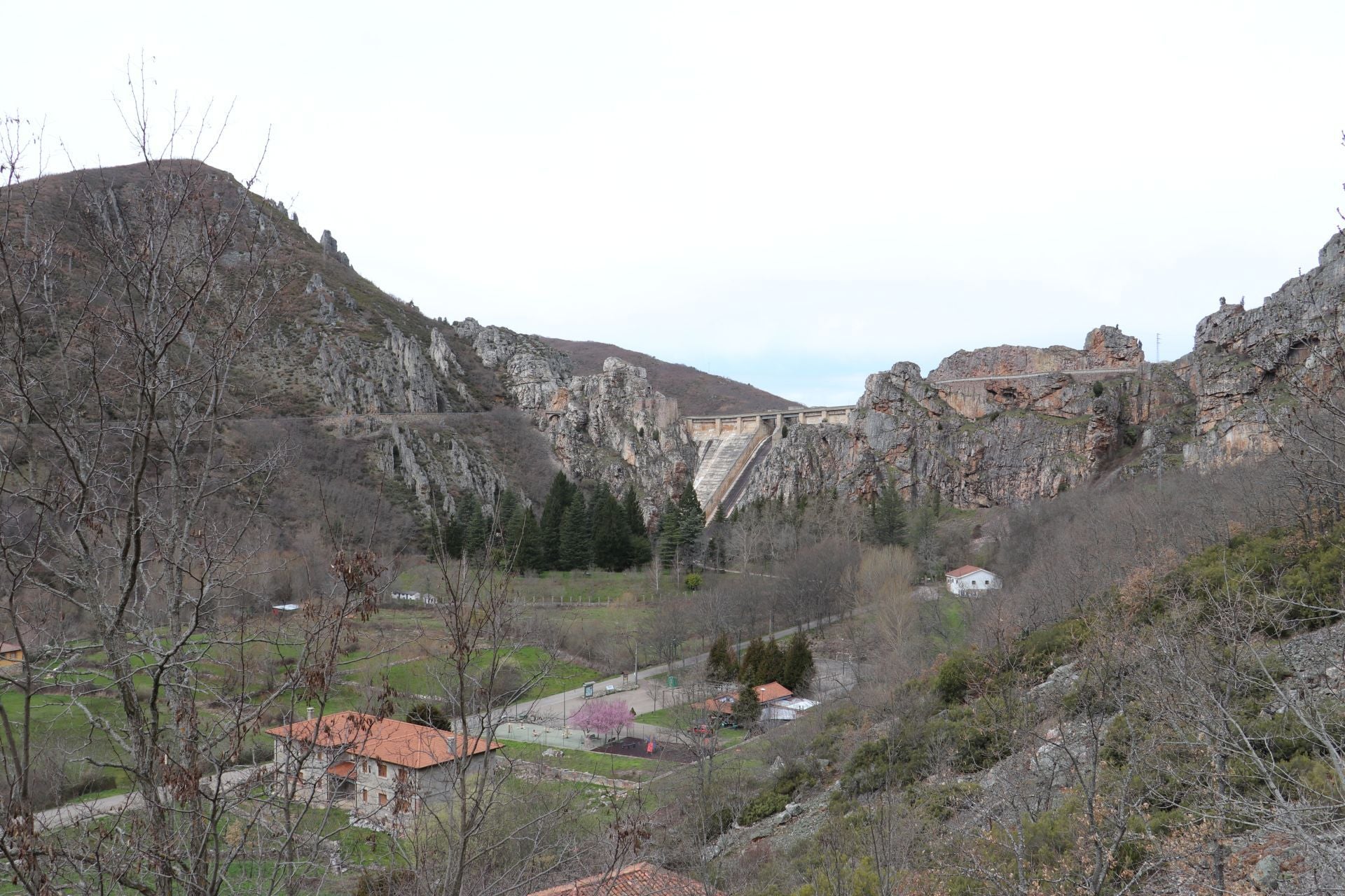 Así es la presa y el embalse leonés de Barrios de Luna