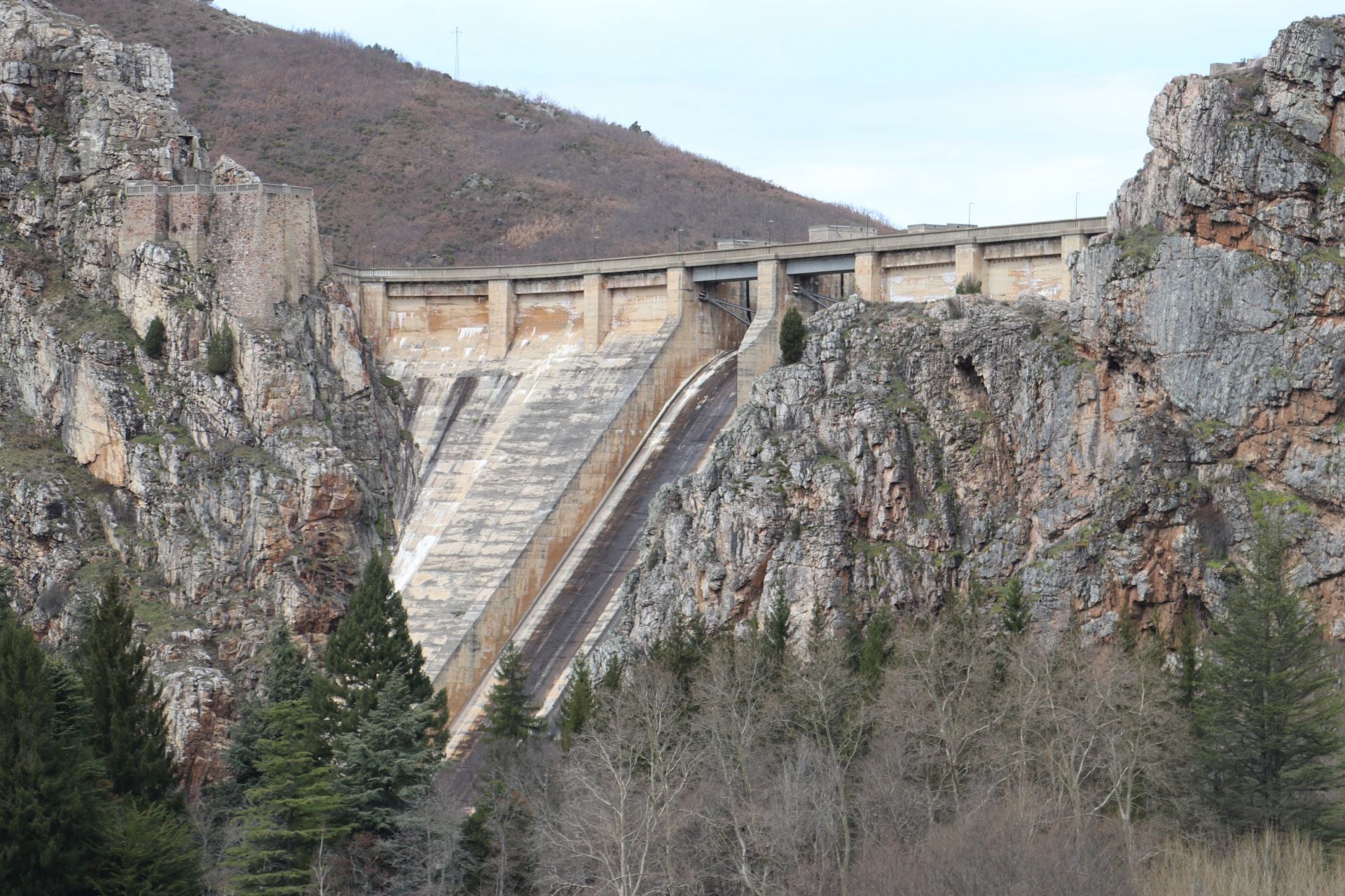 Así es la presa y el embalse leonés de Barrios de Luna