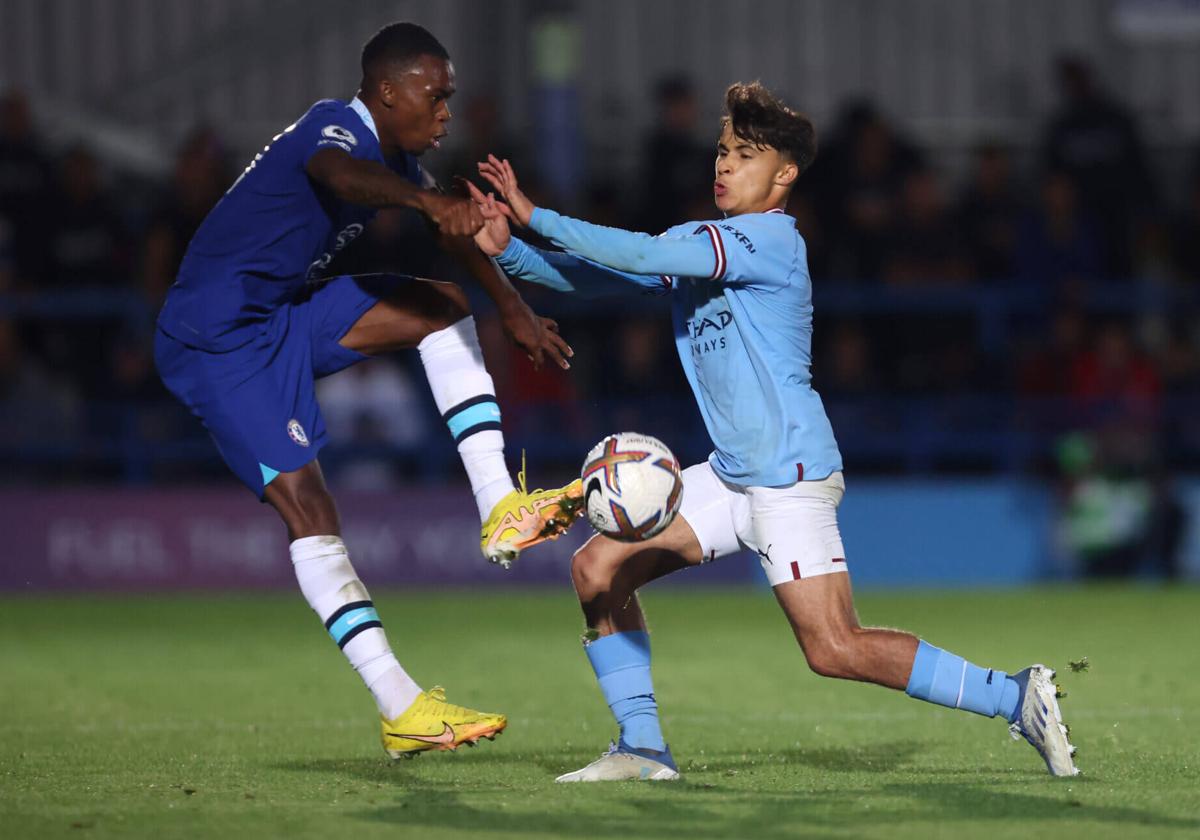Juan Larios (D), en su etapa en la cantera del Manchester City.