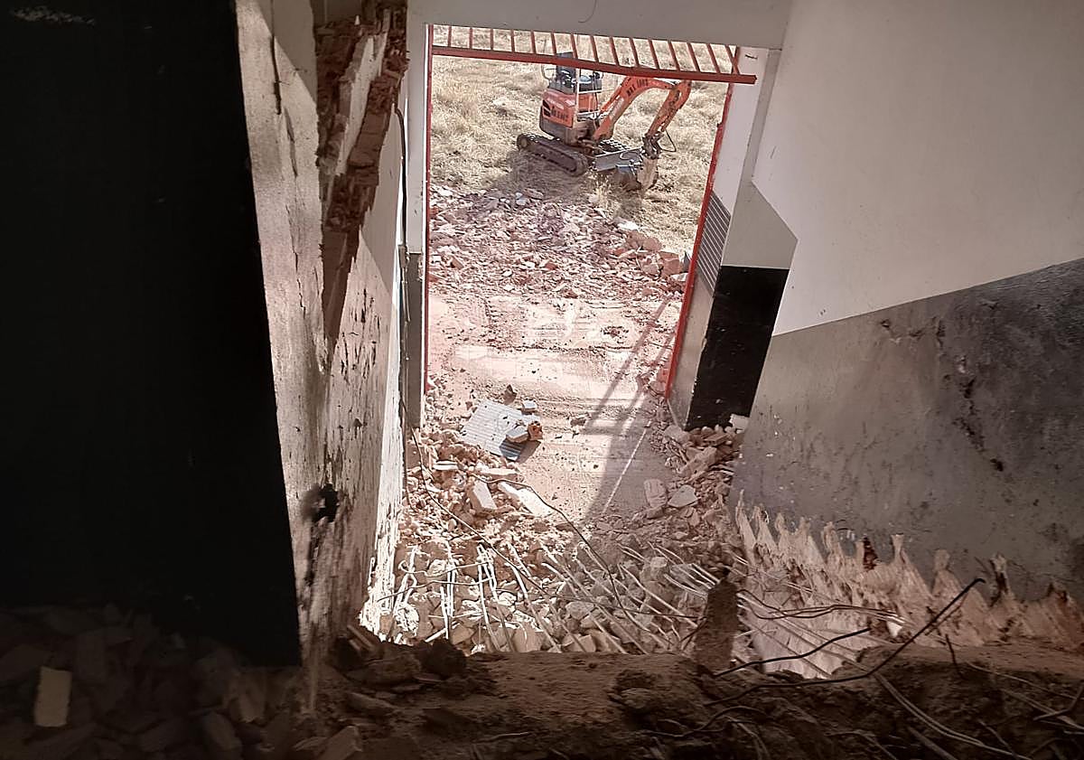 Imagen principal - Inicio de las obras en las antiguas instalaciones deportivas del CD Hullera en Ciñera.