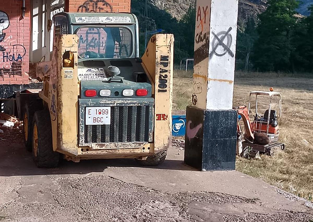 Imagen secundaria 1 - Inicio de las obras en las antiguas instalaciones deportivas del CD Hullera en Ciñera.