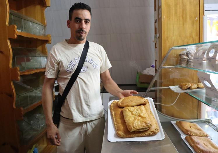 Imad posa con una variedad de empanadas.