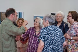 Pedro Higueras junto a los vecinos de Babia en la exposición 'Robinsones en Babia'