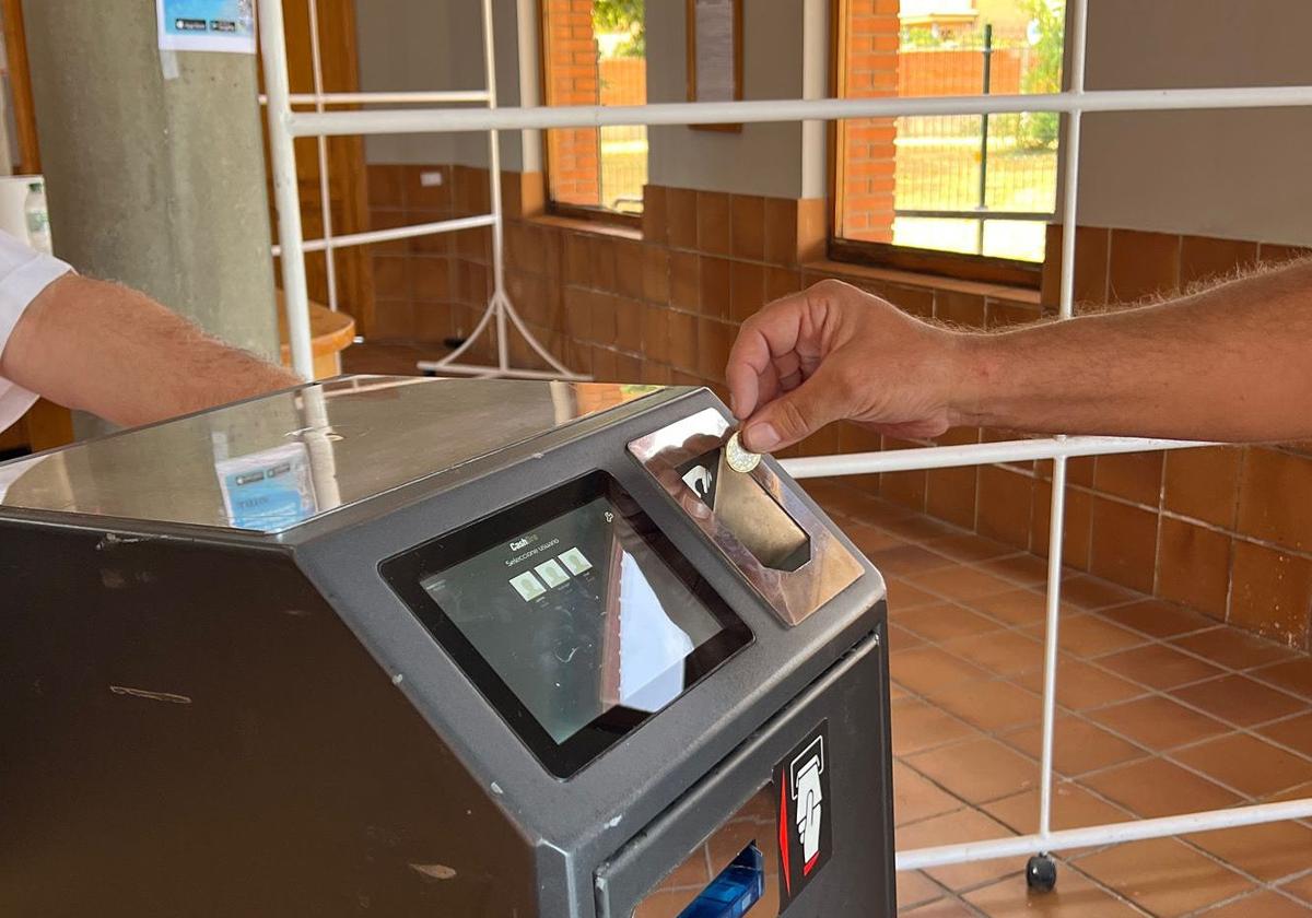 Cliente de la piscina pagando en efectivo.