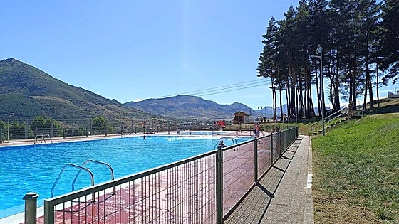 El pueblo de León que alquila el quiosco de su piscina a un euro
