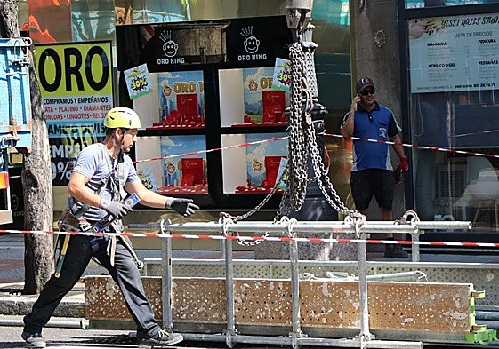 Un obrero trabajando al sol en plena ola de calor.