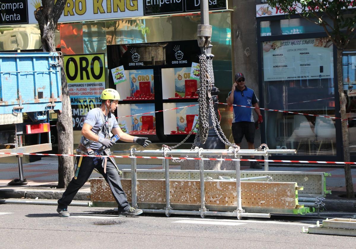 Un obrero trabajando al sol en plena ola de calor.