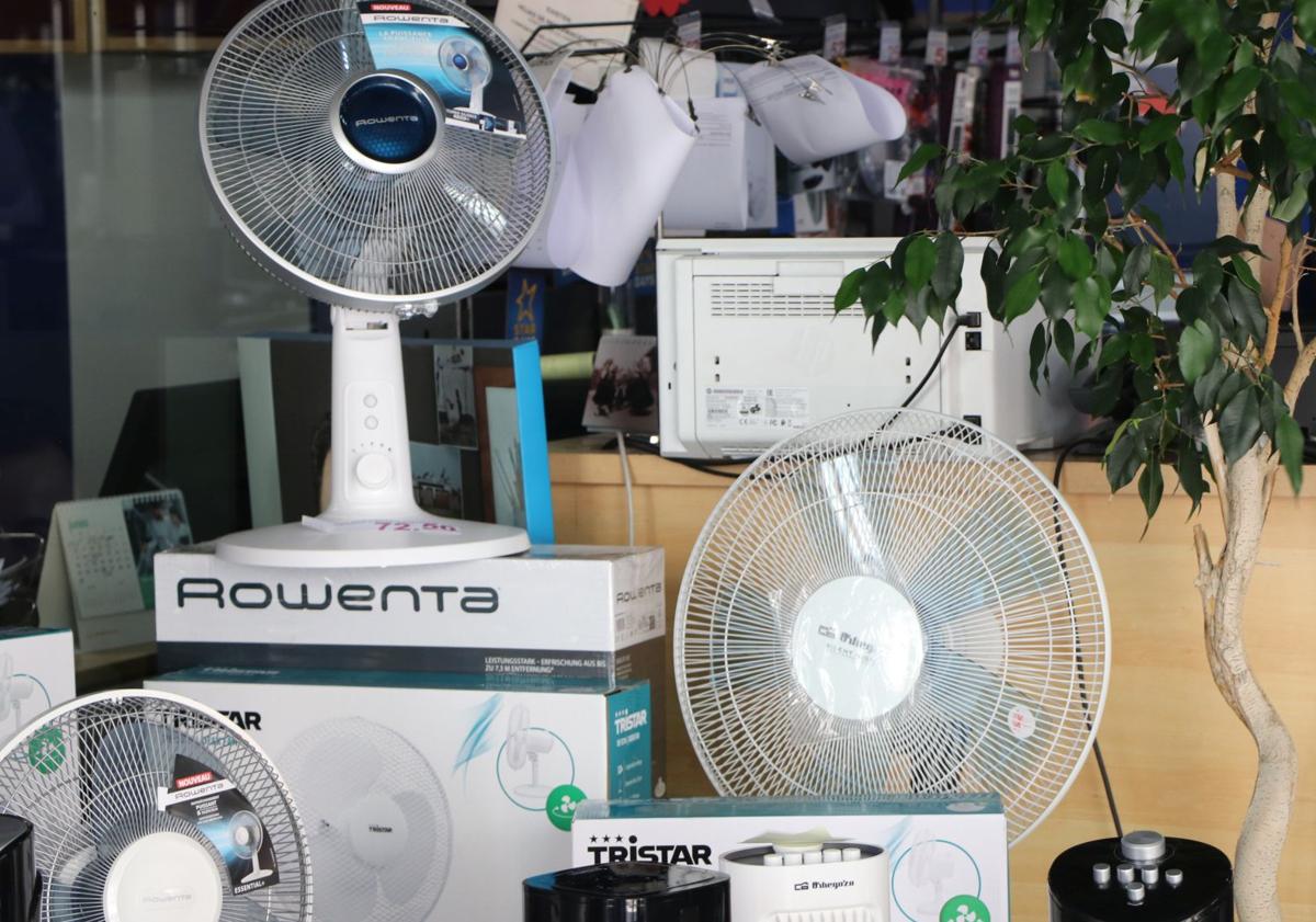 Imagen principal - Los ventiladores se agotan en León: «Hemos vendido cinco veces más que el año pasado»