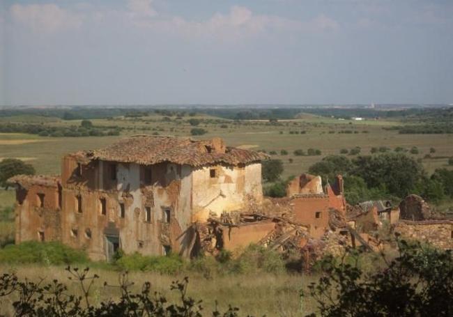 Ruinas de la Casa del marqués de Campo Vilar en la dehesa de Bécares.