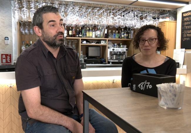 Edu y Cristina en su local.