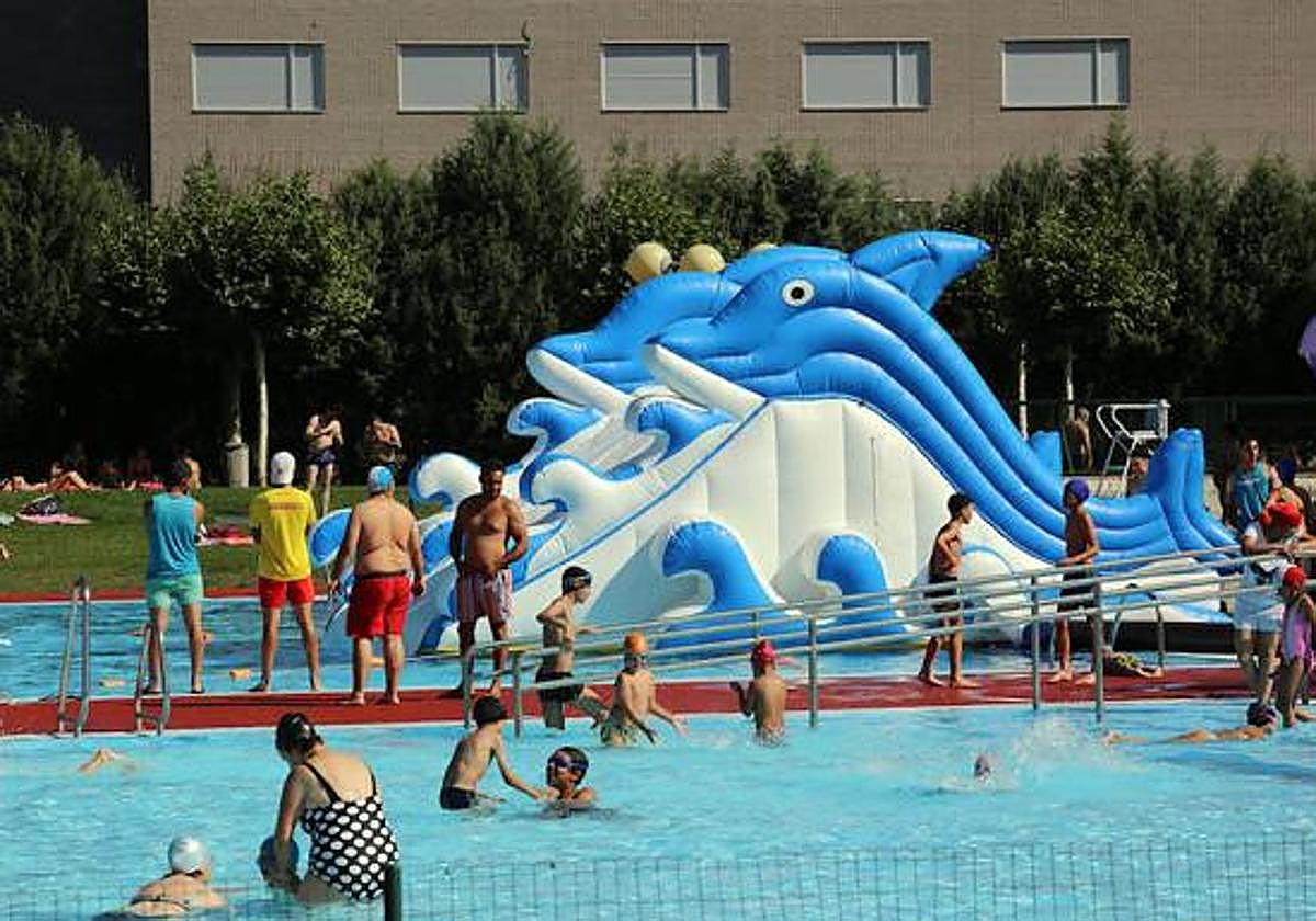 Hinchables en una piscina de la capital.