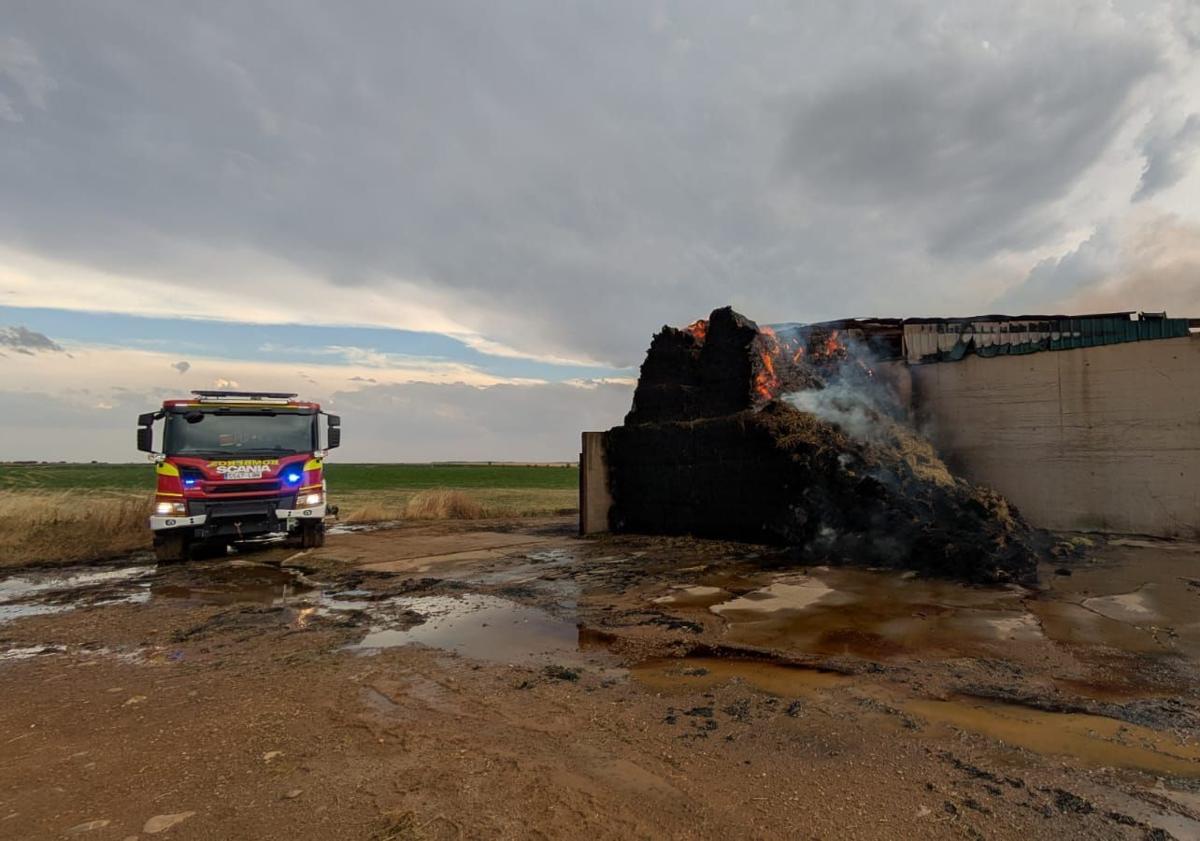Imagen principal - Calcinada una nave de paja en un grave incendio en Sahelices del Payuelo