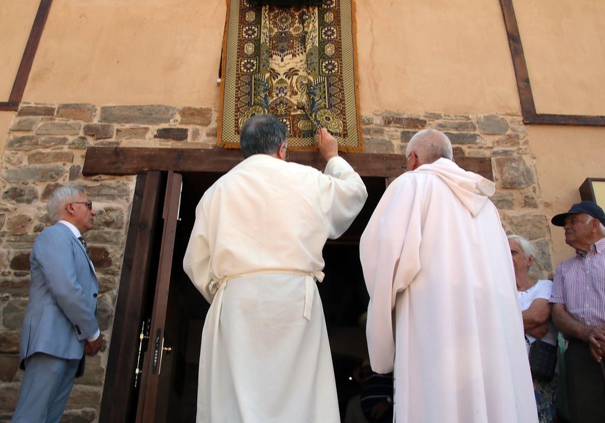 Bendición de la nueva sede por parte de los religiosos.