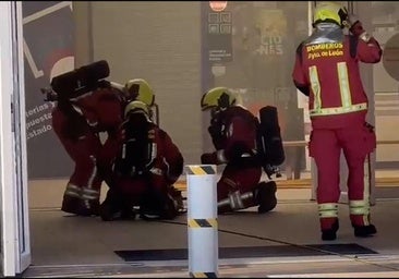 El incendio de una freidora eléctrica llena de humo el Carrefour de León y obliga a desalojar