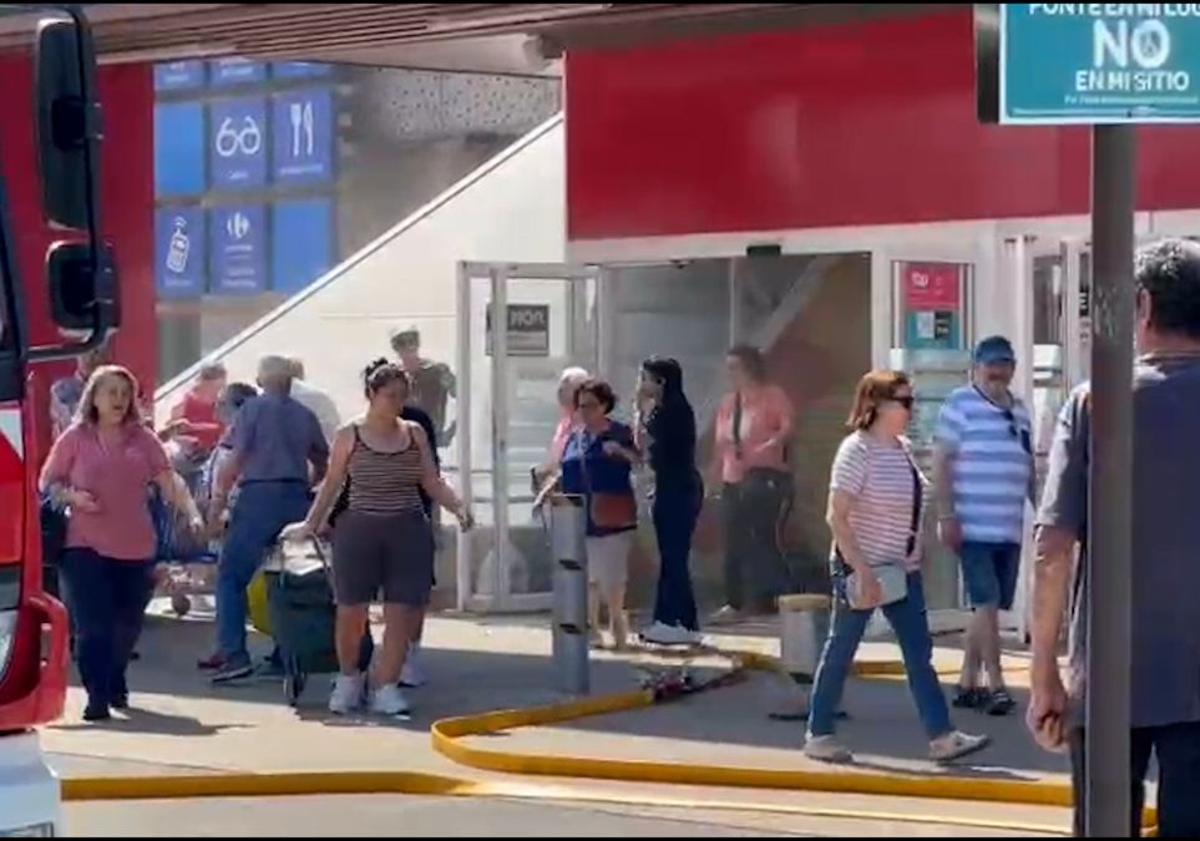 Imagen principal - Incendio en el Carrefour.