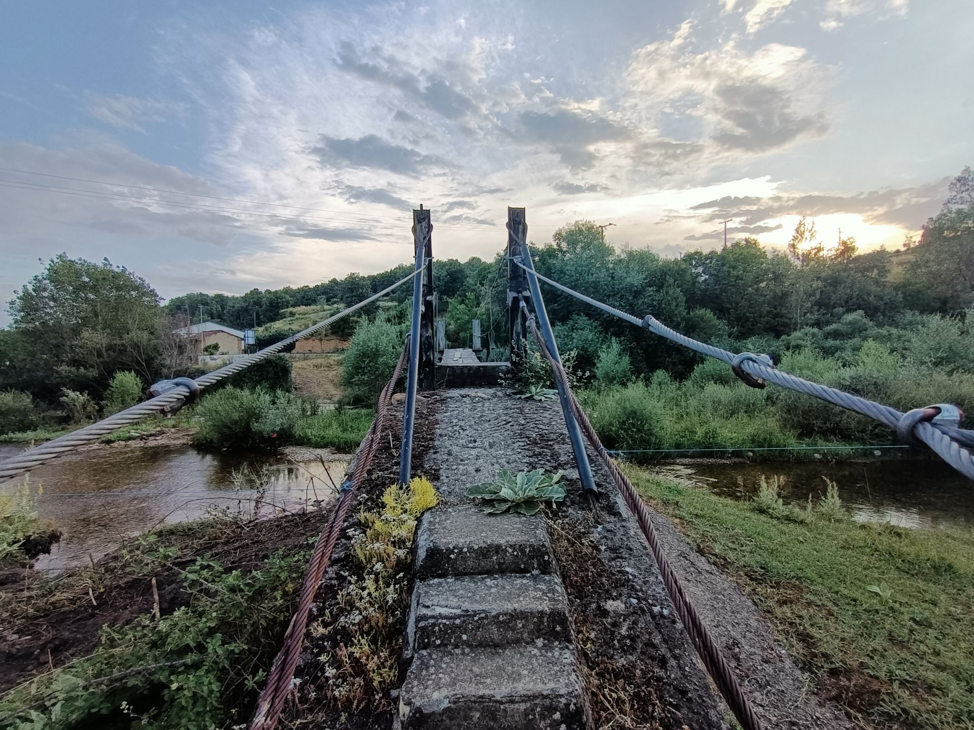 Las imágenes del puente colgante sobre el Torío
