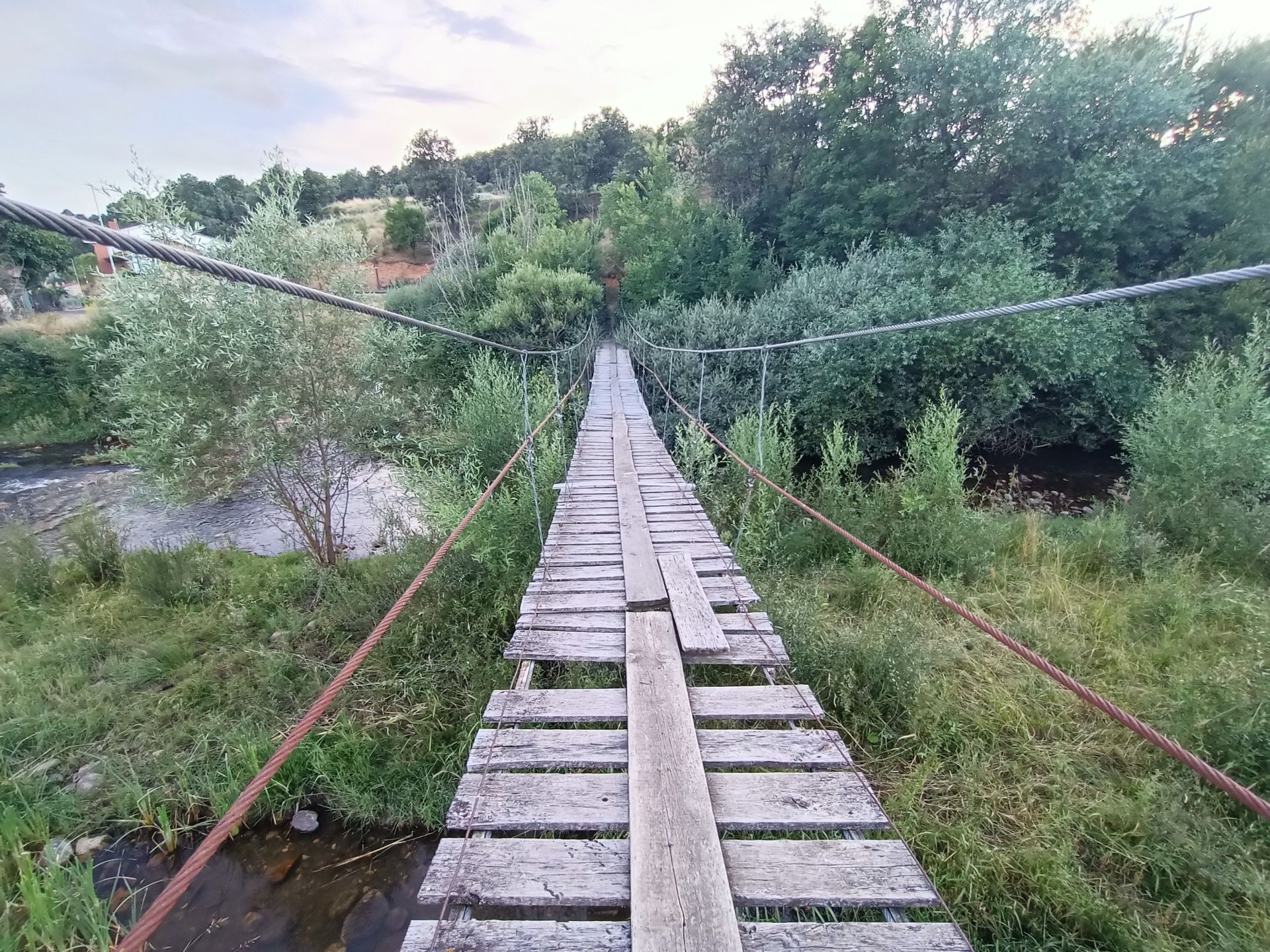 Las imágenes del puente colgante sobre el Torío
