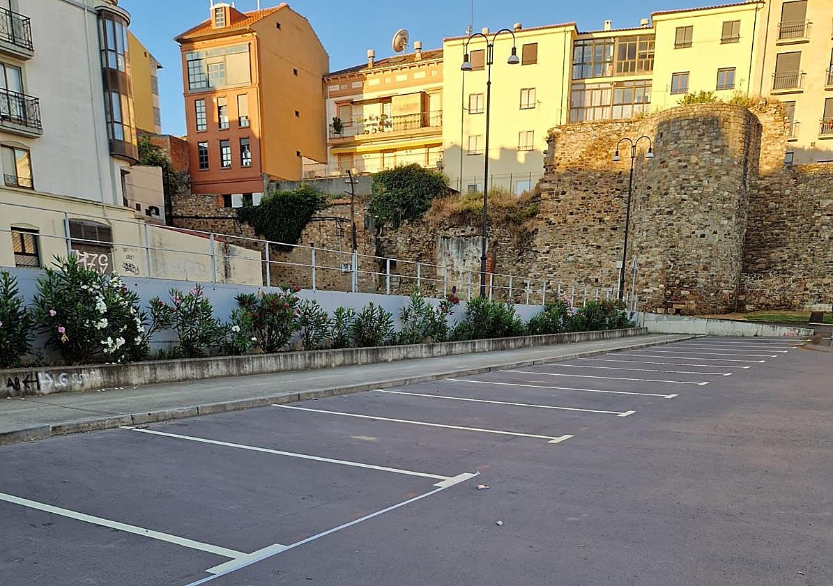 Imagen principal - Ya no hay dudas en el parking del Melgar: 166 plazas recién pintadas