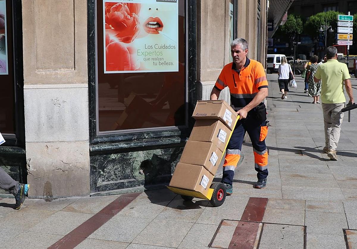 Trabajador al sol con altas temperaturas.