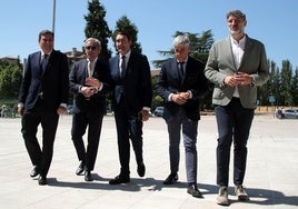 Los consejeros de Medio Ambiente, Vivienda y Ordenación del Territorio, Juan Carlos Suárez-Quiñones, y de Economía y Hacienda, Carlos Fernández Carriedo, mantienen una reunión con los presidentes y secretarios de la Cámara de Comercio e Industria de León, la Federación Leonesa de Empresarios y el Círculo Empresarial Leonés.