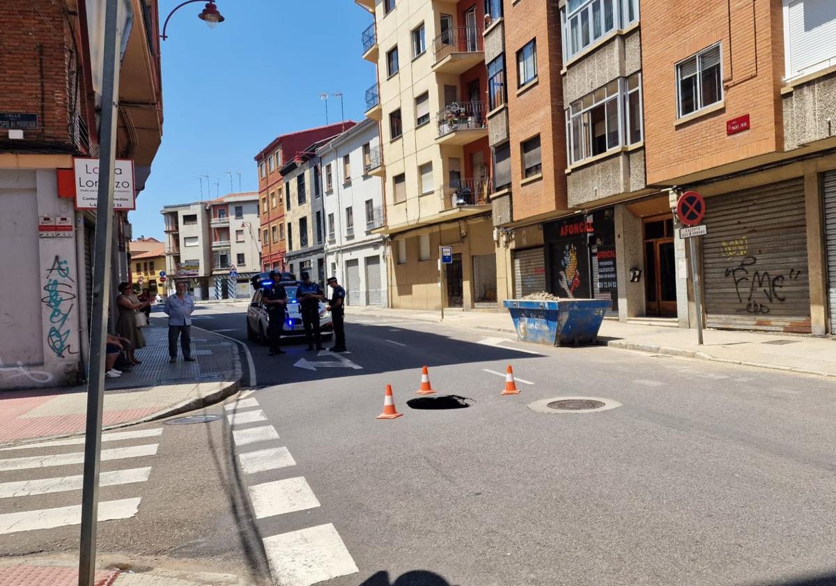 Imagen principal - Boquete en la calzada en Miguel Zaera.