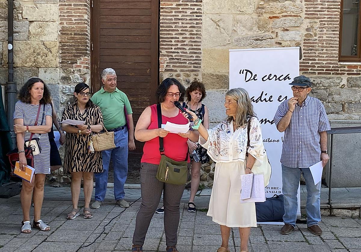 La escritora y guía del taller, Nuria Viuda, junto con una de las participantes.