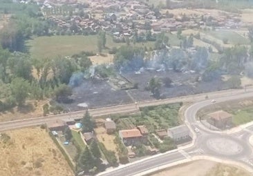 Un incendio próximo a un supermercado y a la línea de AVE en Azadinos moviliza a siete medios