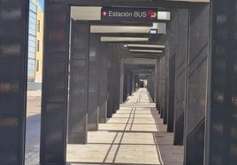 El pasillo ya ha retirado el precintado que impedía el paso.