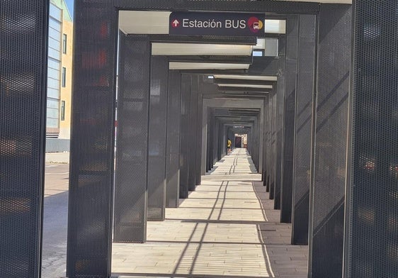 El pasillo ya ha retirado el precintado que impedía el paso.