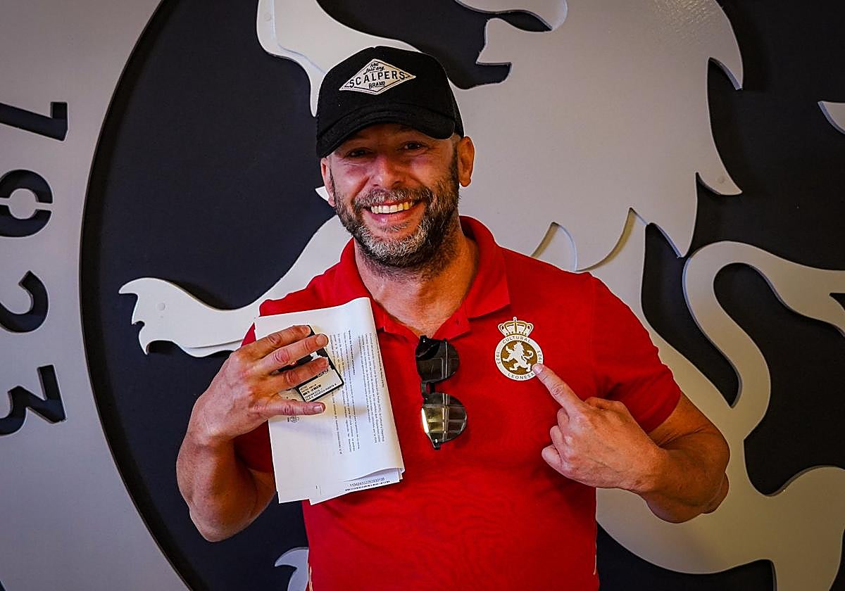 Un socio posa con su nuevo carnet de abonado.