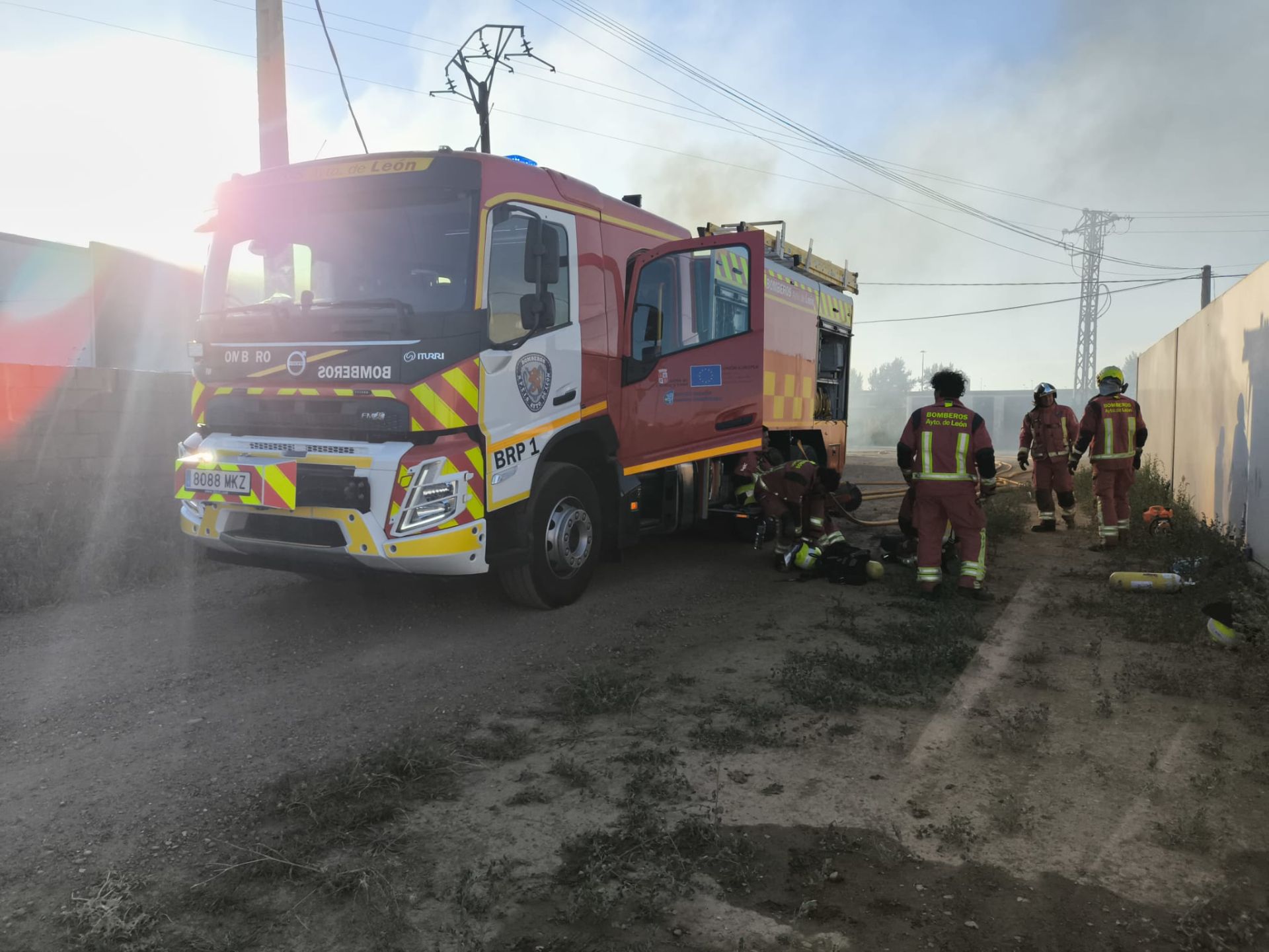 Las imágenes del incendio en una nave del polígono de Onzonilla