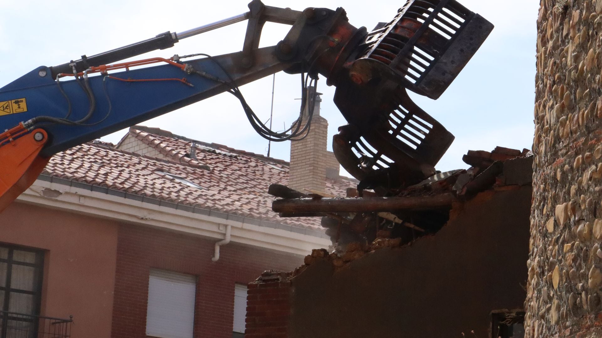 Derribo de una casa adosada a la muralla de León en Los Cubos