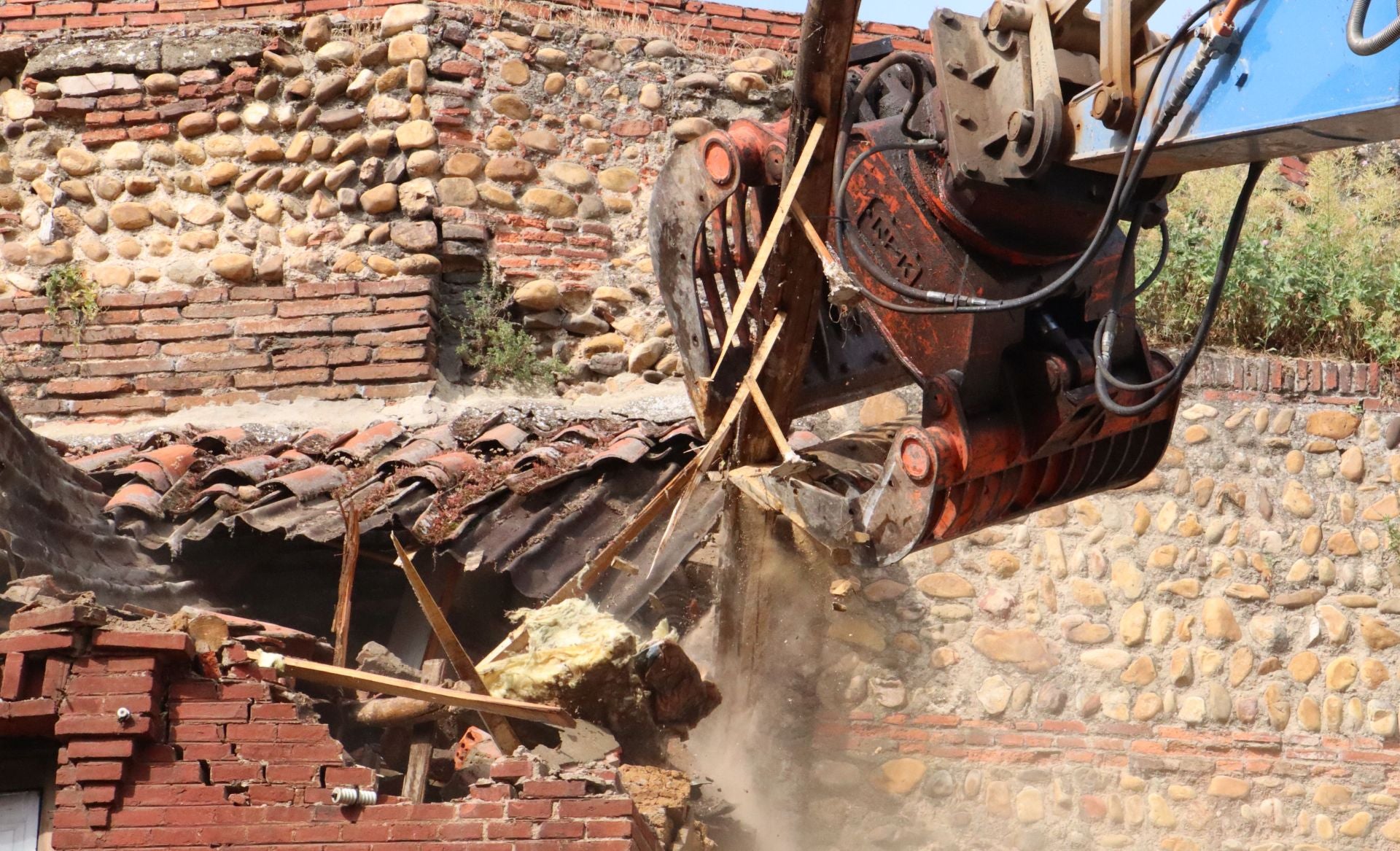 Derribo de una casa adosada a la muralla de León en Los Cubos