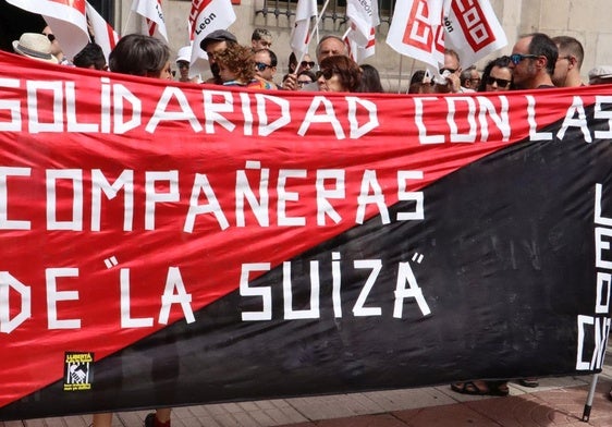 Pancarta que presidía esta concentración en defensa de 'Las seis de La Suiza'