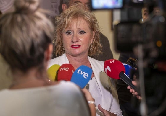 La consejera de Industria, Comercio y Empleo, Leticia García, inaugura la jornada informativa de apoyo al relevo generacional y el autoempleo.