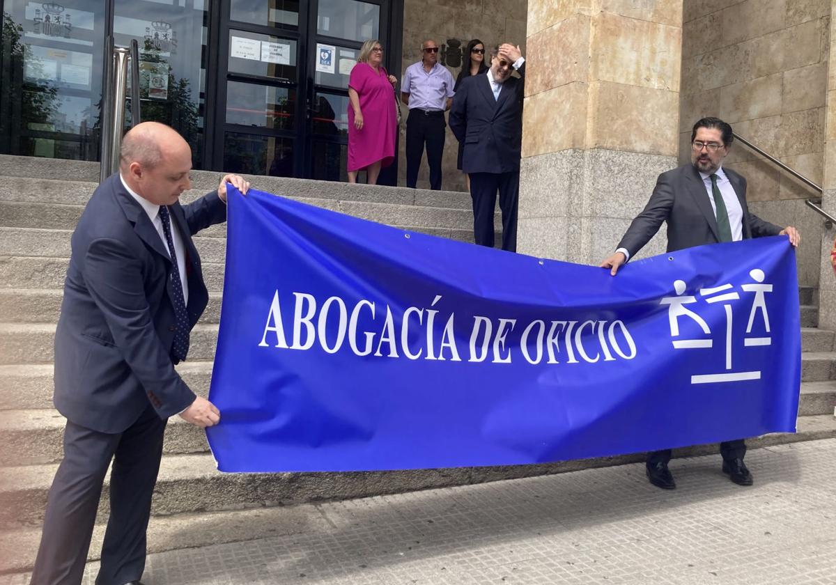 Concentración frente a los Juzgados de León.