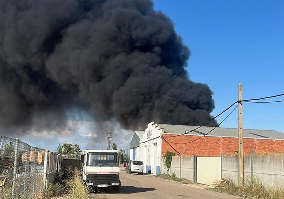 Intensa columna de humo negro.