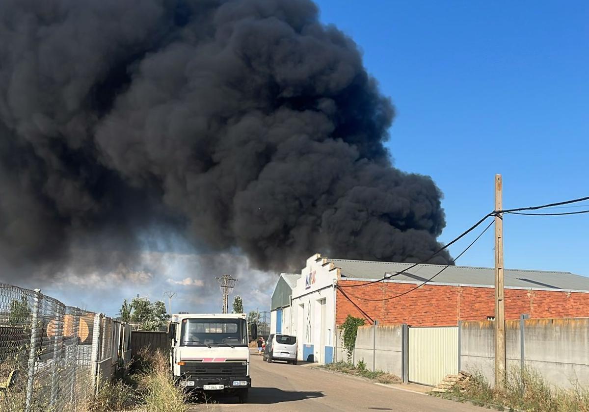 Intensa columna de humo negro.