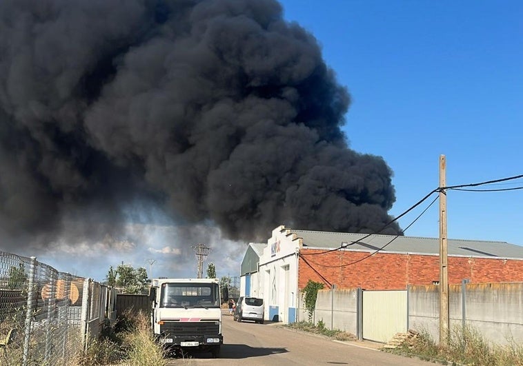 Un incendio en el polígono de Onzonilla genera una intensa columna de humo negro