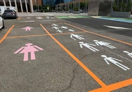 Plazas reservadas para familias y mujeres, en el parking de la Junta.