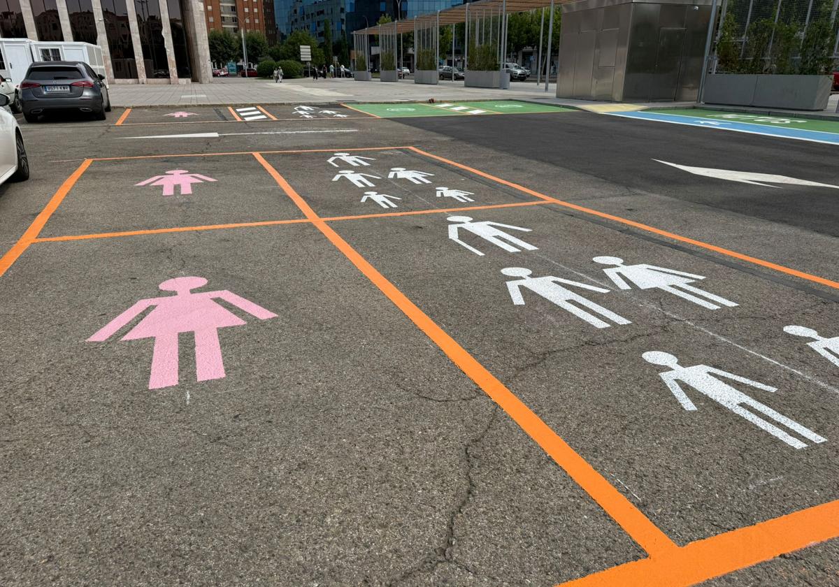 Plazas reservadas para familias y mujeres, en el parking de la Junta.