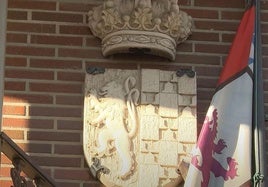 Escudo de Cuadros ubicado en la fachada del consistorio.