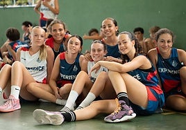 Más de 600 jóvenes aprenden los fundamentos del baloncesto en Laciana
