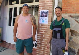 David Hernández y Jackson Hernández tras realizar unas compras en una tienda de Algadefe.