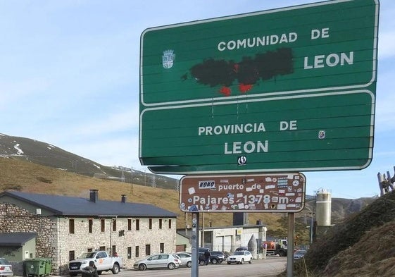 Cartel vandalizado cuando se accede desde Asturias.