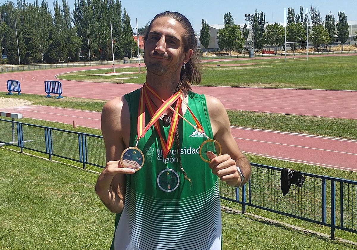 Dani Pérez posa con las tres medallas logradas en los campeonatos de España absolutos de atletismo adaptado.