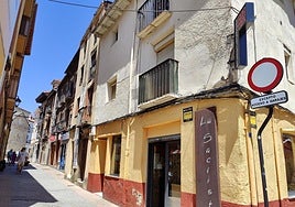 Los transeuntes vuelven a caminar sobre el tramo de calle Herreros cortado hace meses.