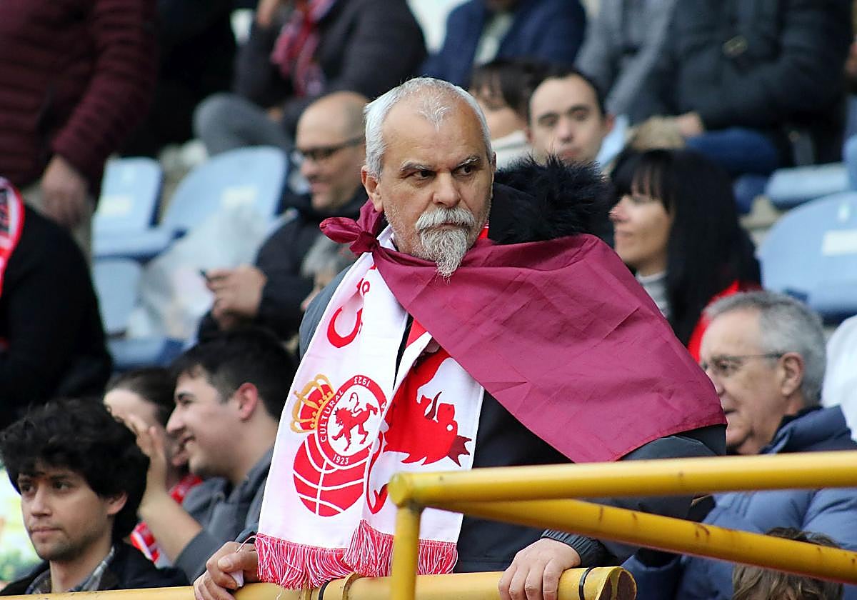 Un aficionado en la grada del Reino de León.