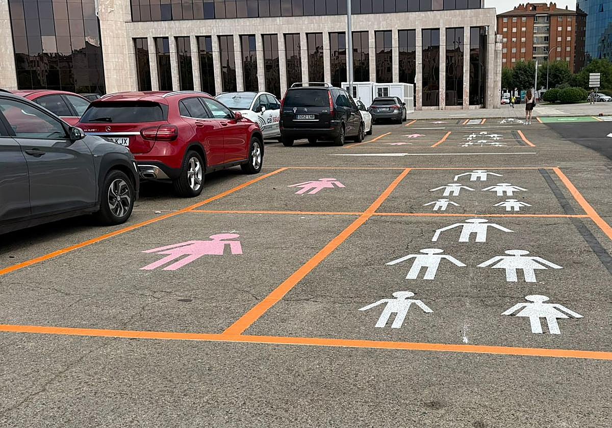 Aparcamiento pintado y reservado para mujeres en León.